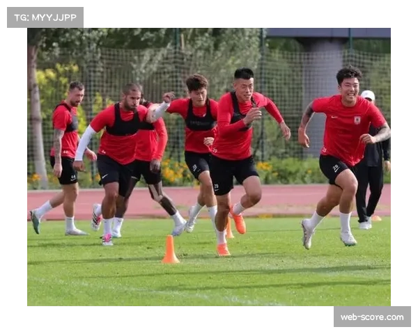 成都蓉城赛前训练开放，韩籍教练组现场演练“窒息式”前场围抢